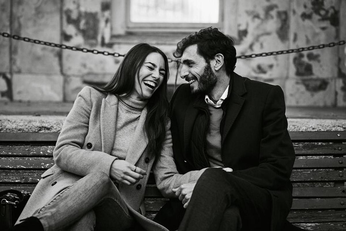 رجل وامرأة يجلسان على مقعد