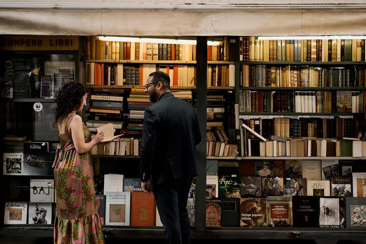 un bărbat și o femeie stând în fața unei librării