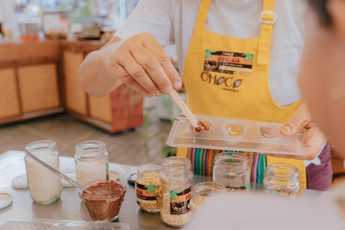 una persona en una cocina preparando comida en una mesa