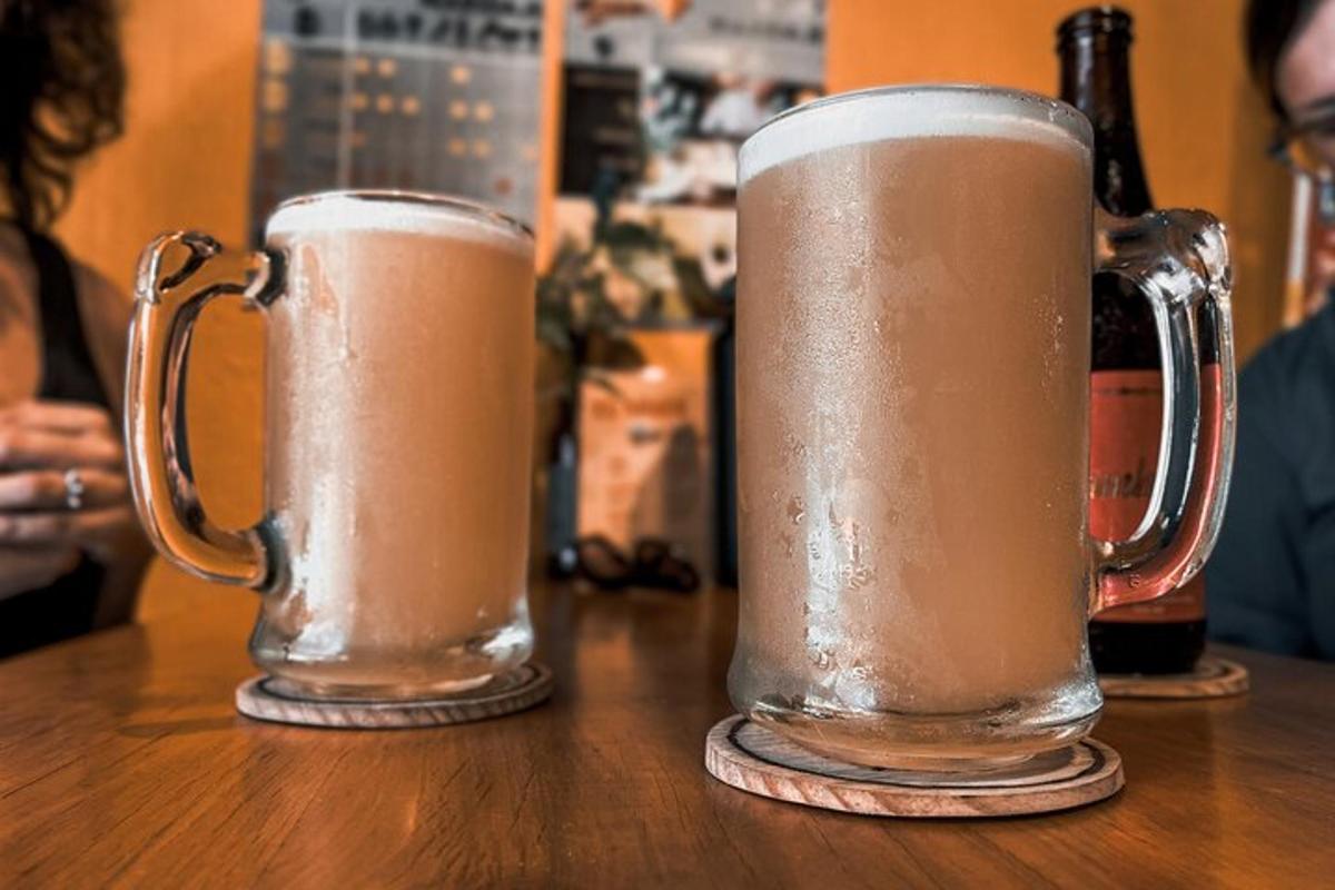 テーブルの上に置かれた2つのビールグラス