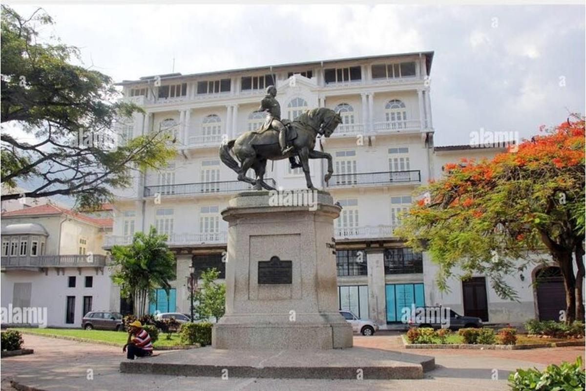 una statua di un uomo a cavallo davanti a un edificio