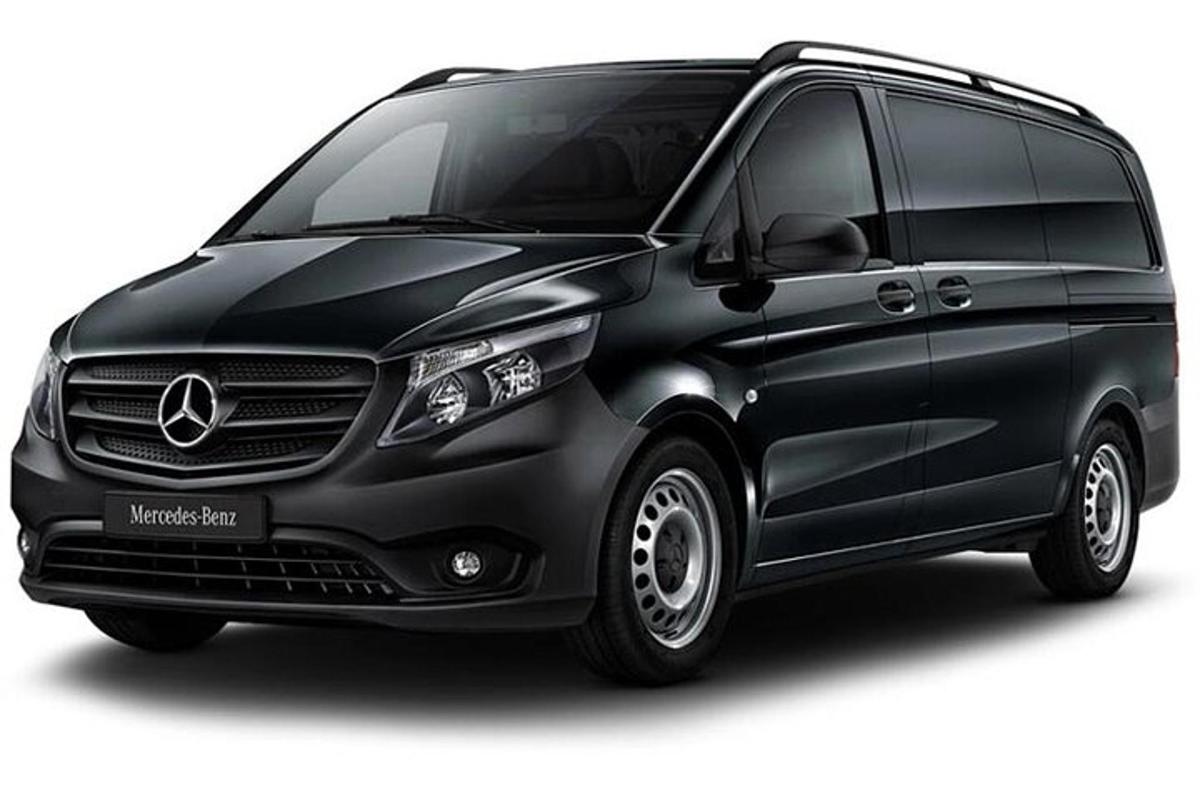 показано чорний мінівен Mercedes Benz