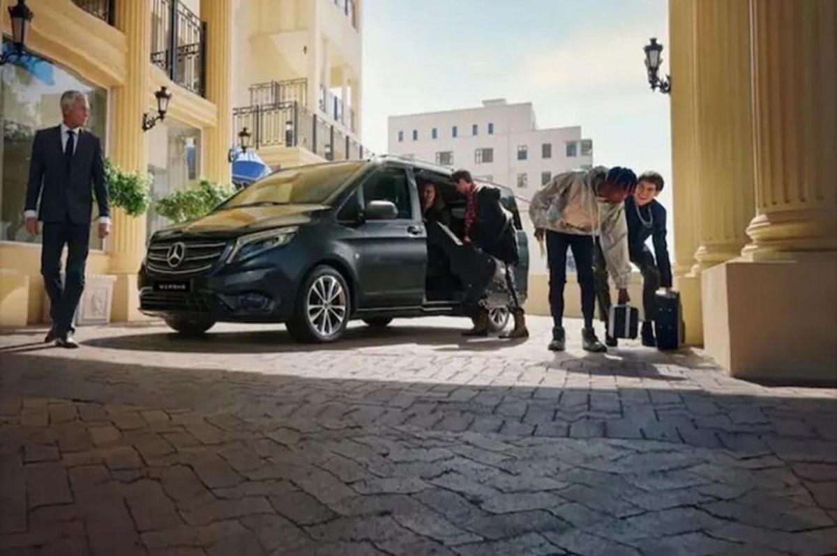 sekumpulan orang berdiri di sekeliling kereta di jalan