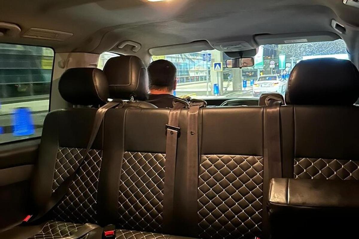 seorang lelaki duduk di kerusi belakang kereta