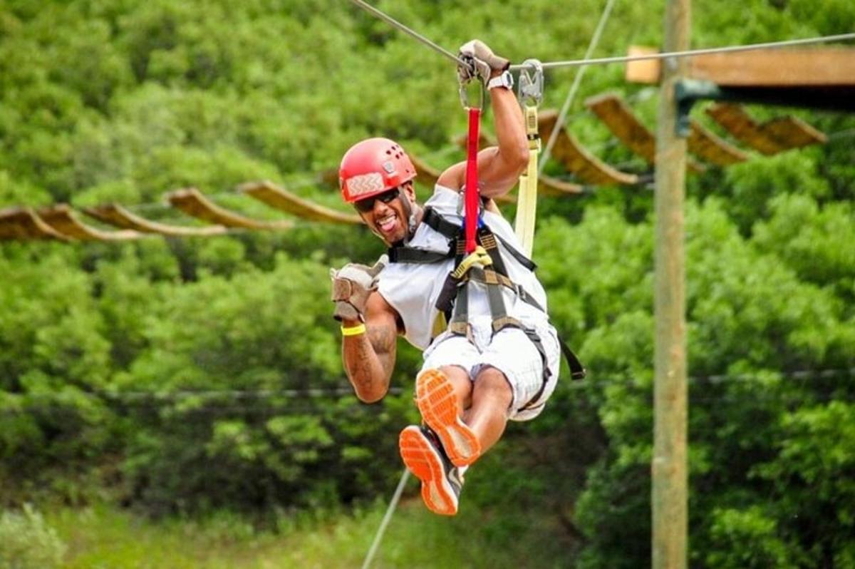 en man som flyger genom luften på en zipline