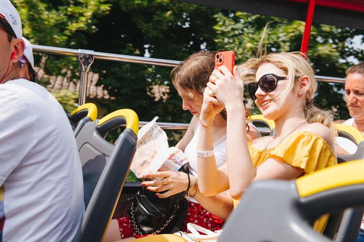 skupina ľudí jazdiacich v autobuse