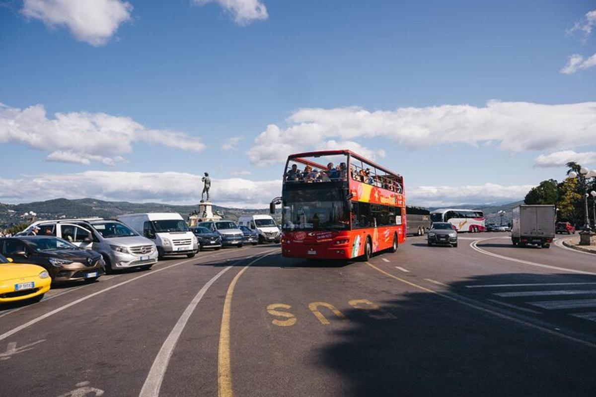 červený dvojposchodový autobus idúci po diaľnici