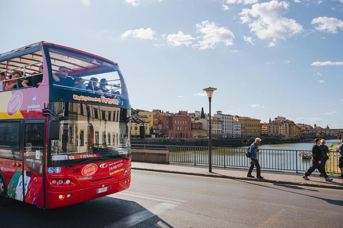 dvoupatrový autobus jedoucí po městské ulici