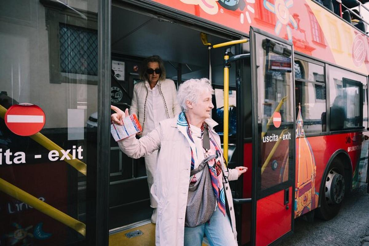 starší žena stojící před autobusem