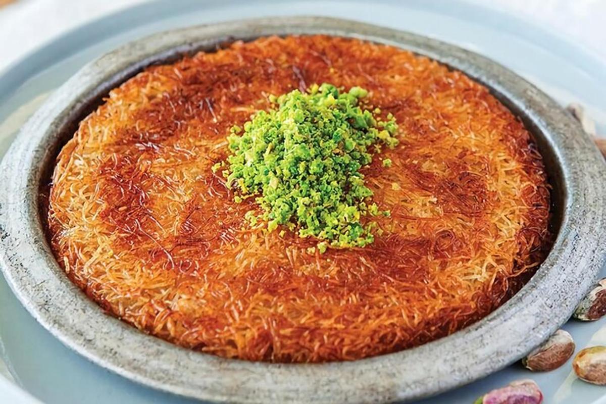 pizza sem stendur á diski á borði