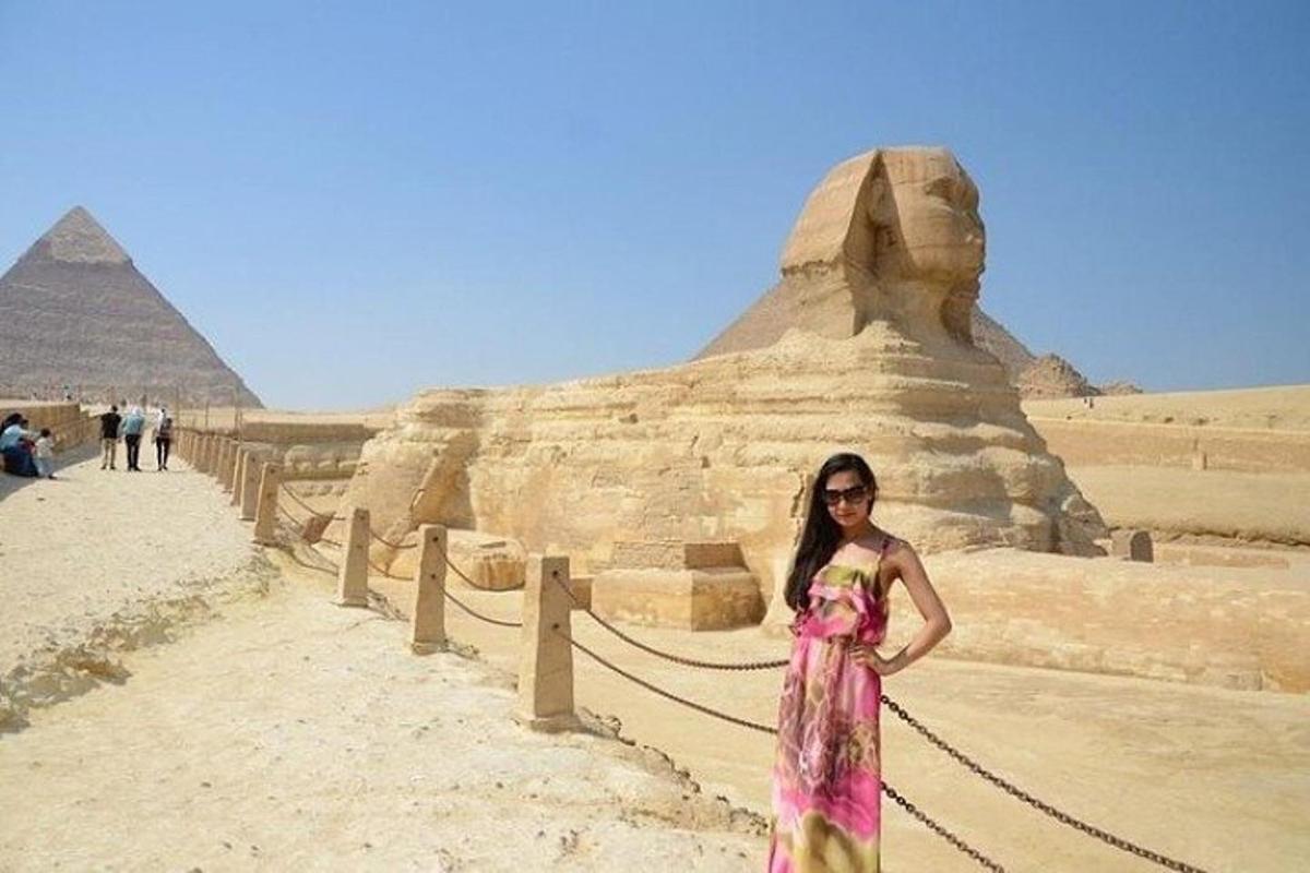 žena v šatech stojící před pyramidami