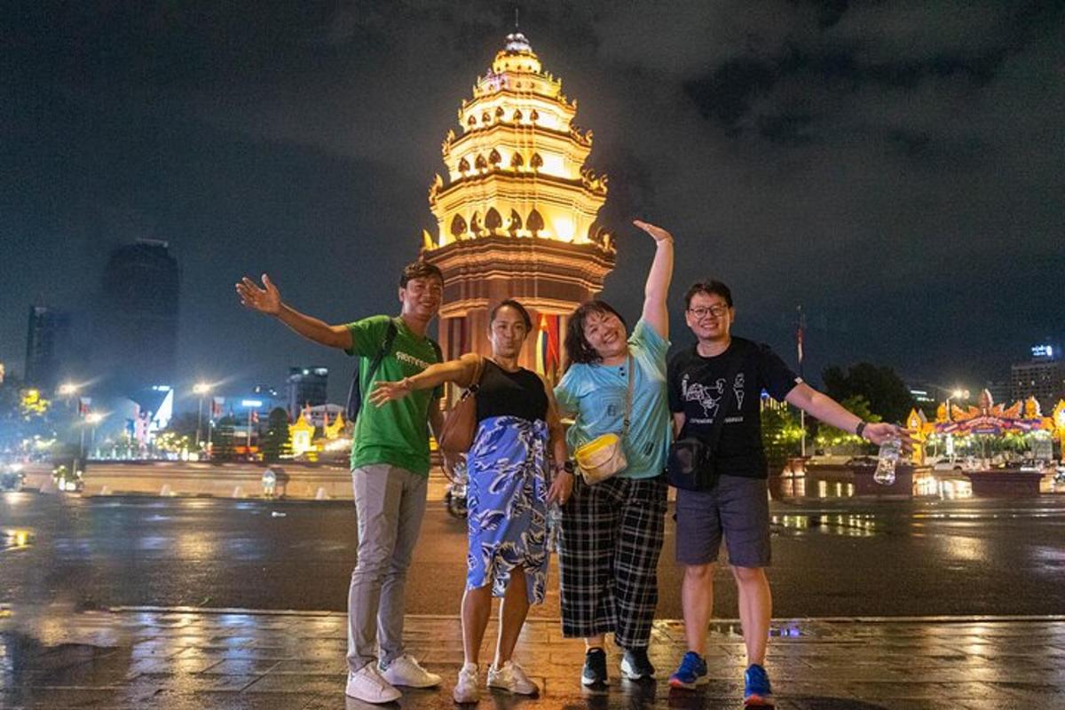 un grup de persones dempeus davant d'un edifici