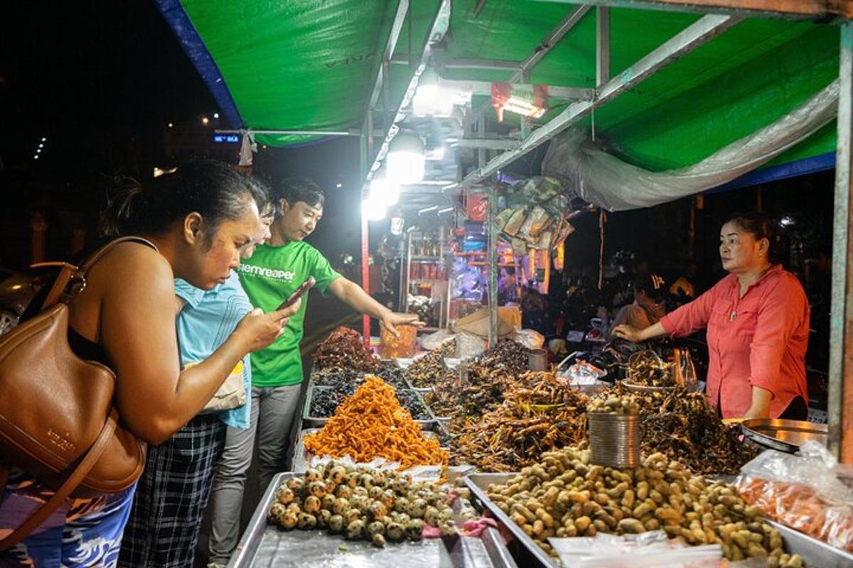 seorang wanita melihat telefon bimbitnya di sebuah pasar