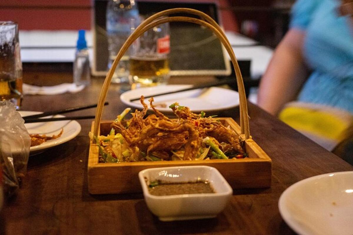 meja dengan sepinggan makanan di atas meja