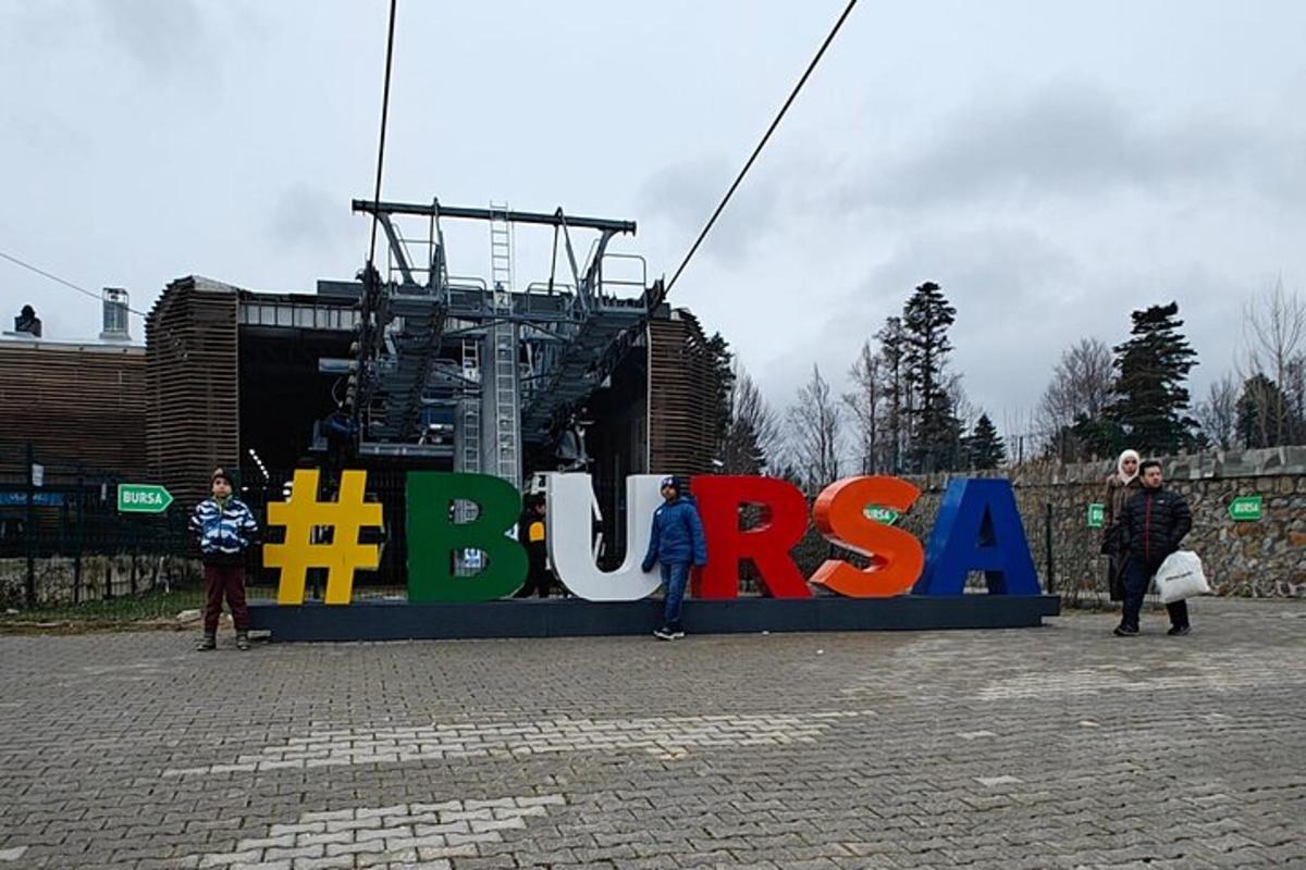 Hópur fólks stendur í kringum skilti sem á stendur Brasilía