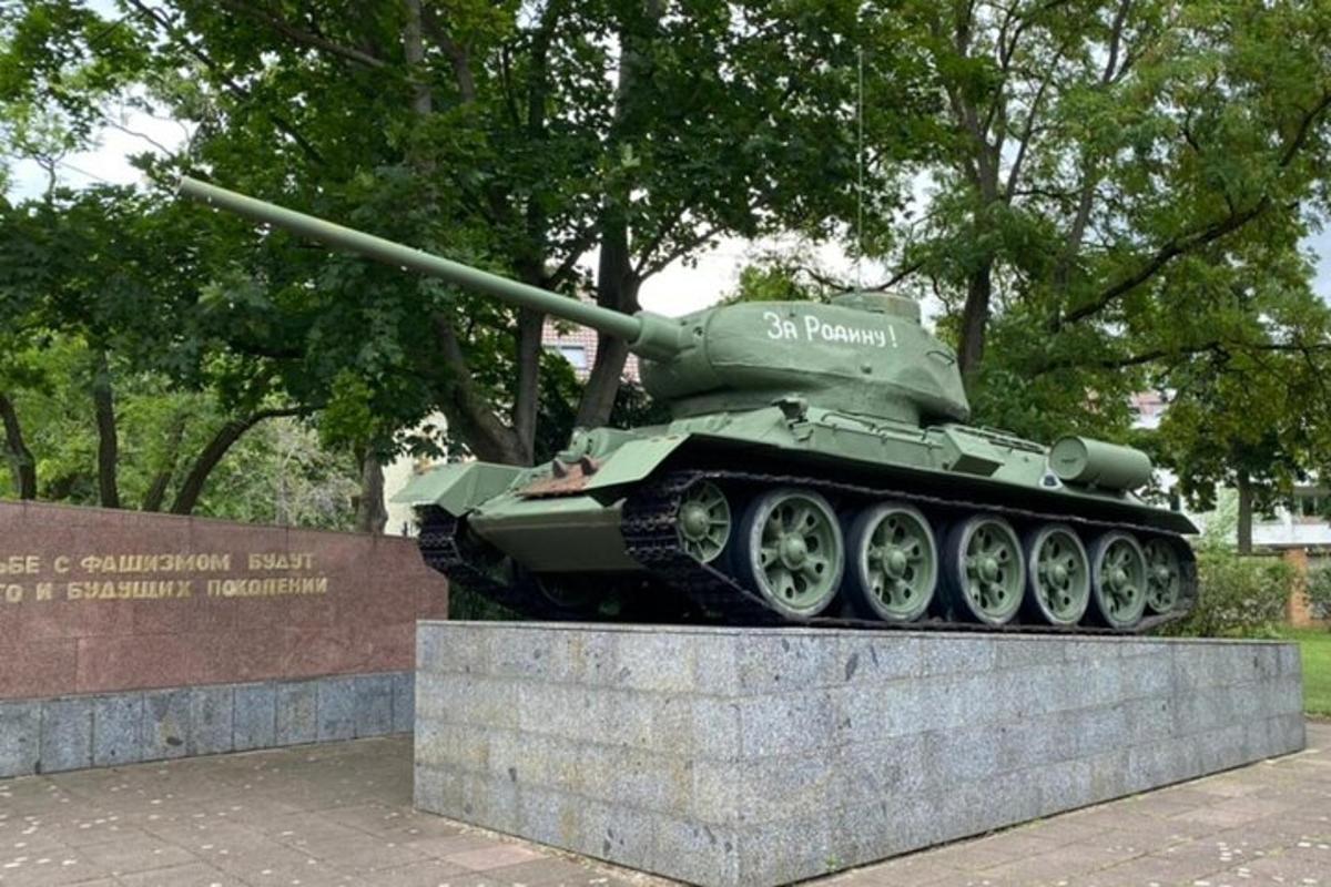 tank vystavený před budovou