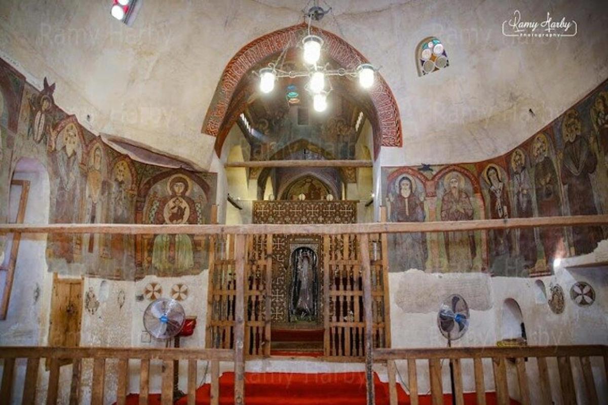 eine Innenansicht einer Kirche mit Gemälden an der Wand