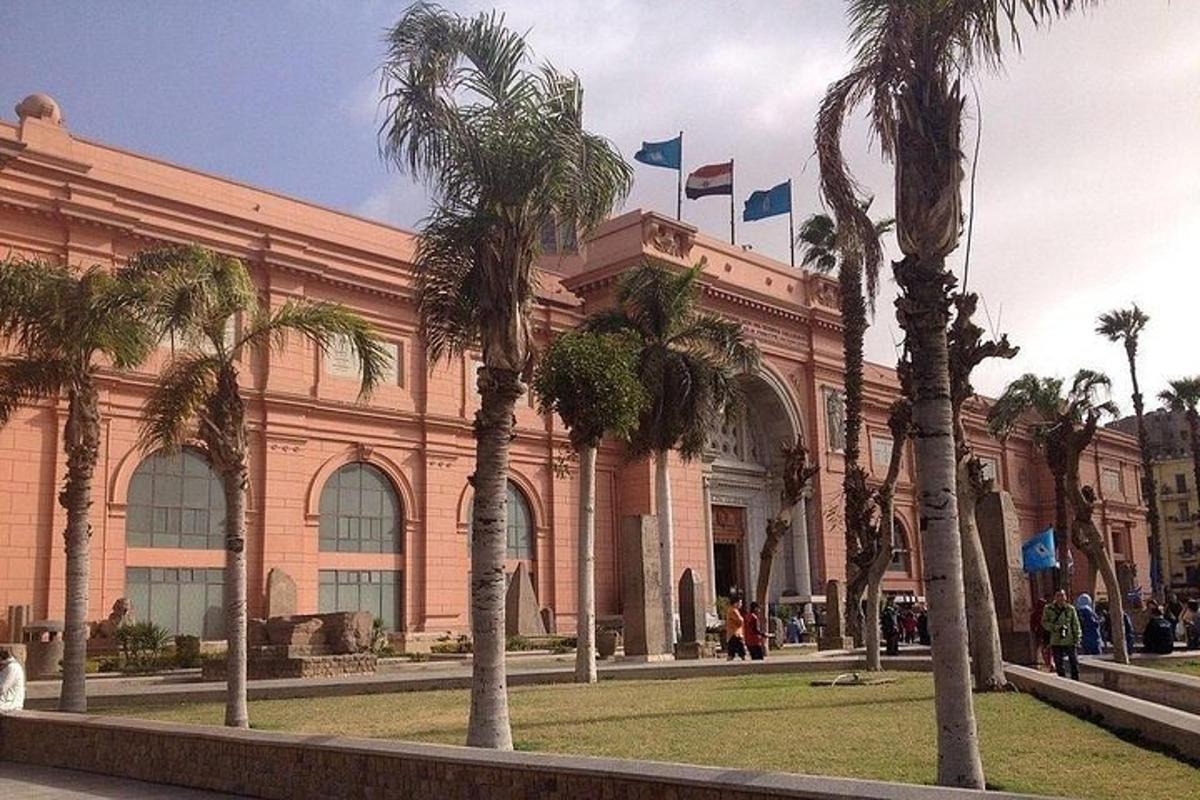 un edificio con palme di fronte