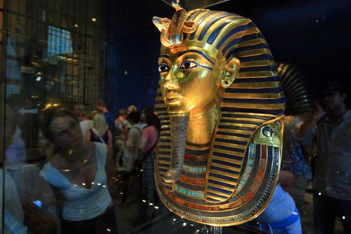 en statue av anubis i en folkemengde