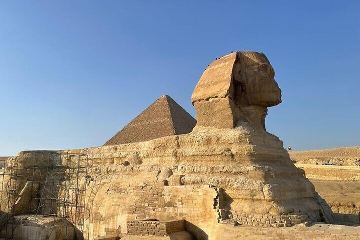 una statua di fronte alla sfinge e alla piramide