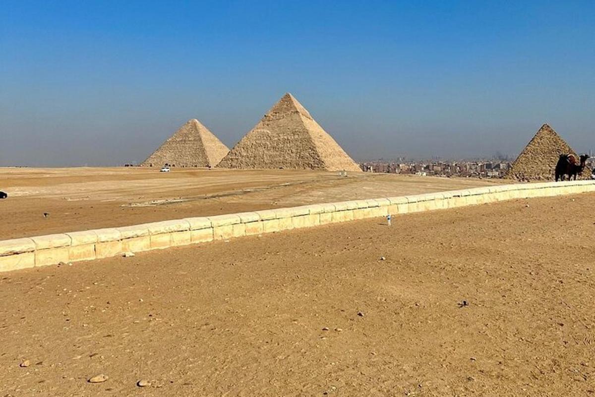 một góc nhìn về kim tự tháp giza từ sa mạc