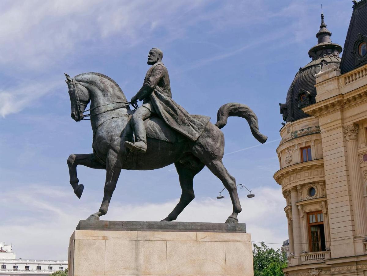 una statua di un uomo a cavallo davanti a un edificio