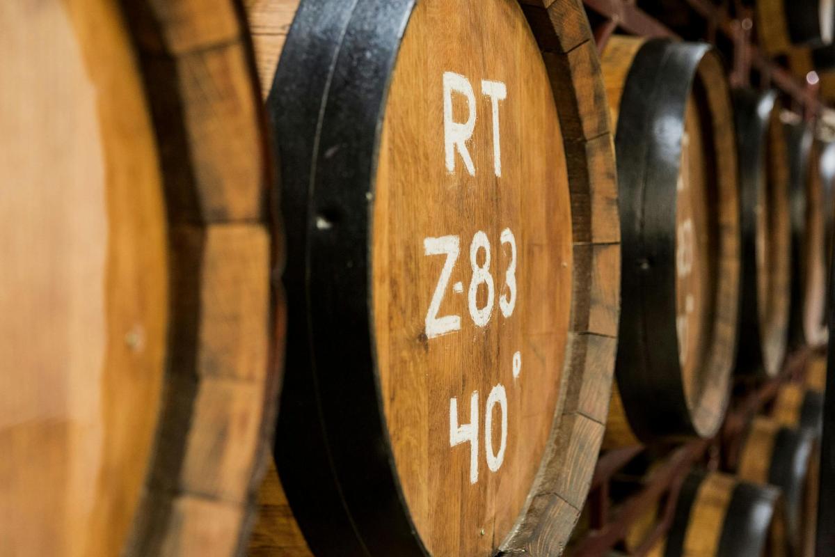 un mucchio di botti di vino in una cantina