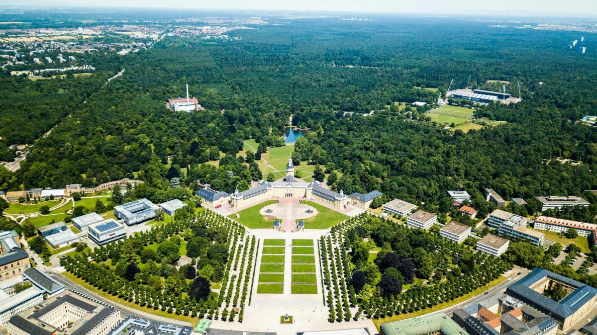 噴水のある大きな公園の空中写真