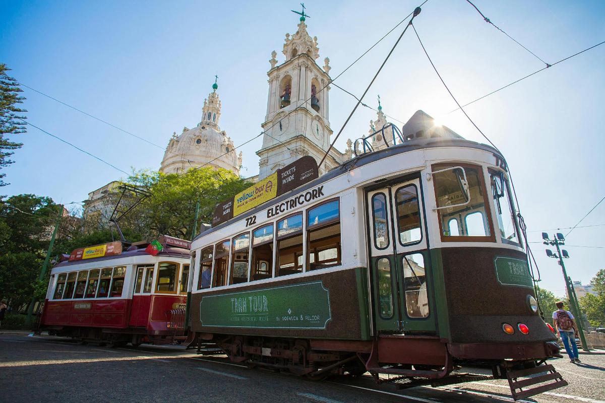 dois bondes estão estacionados na rua