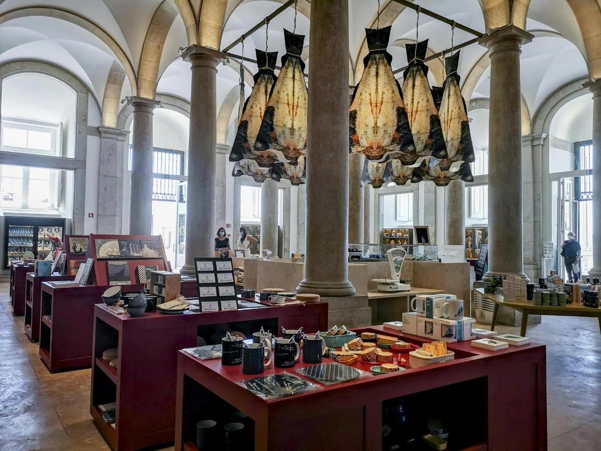 un negozio con tavoli e lampadari in un edificio