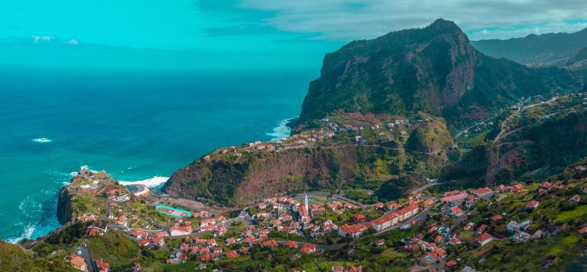 vista aèria d'una muntanya amb l'oceà