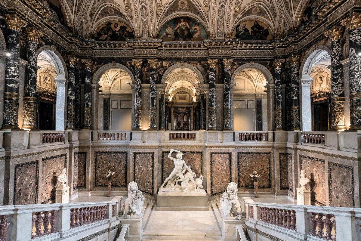 Pohled na Versaillesský palác se sochou