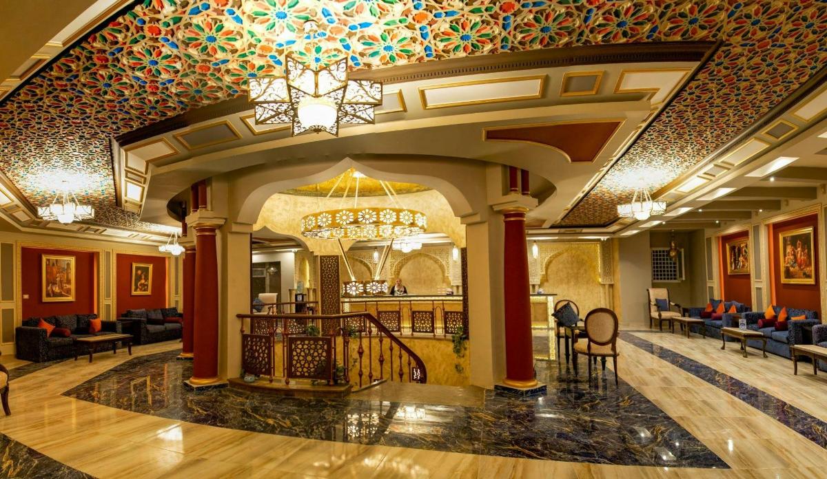 Un vestíbulo de un hotel con una lámpara de araña