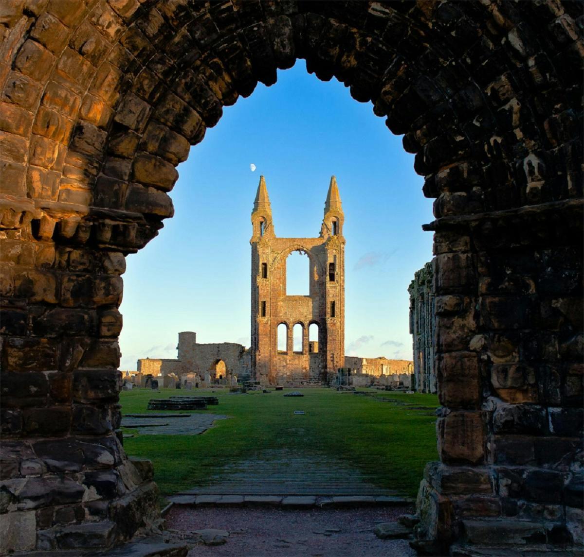 una vista di un castello attraverso un arco