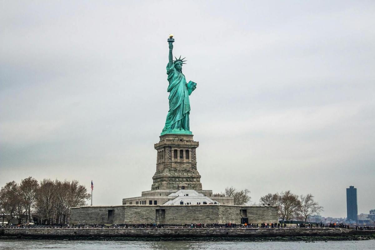 un'immagine della statua della libertà dall'acqua