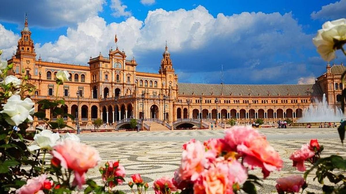 Un gran edificio con una fuente delante.
