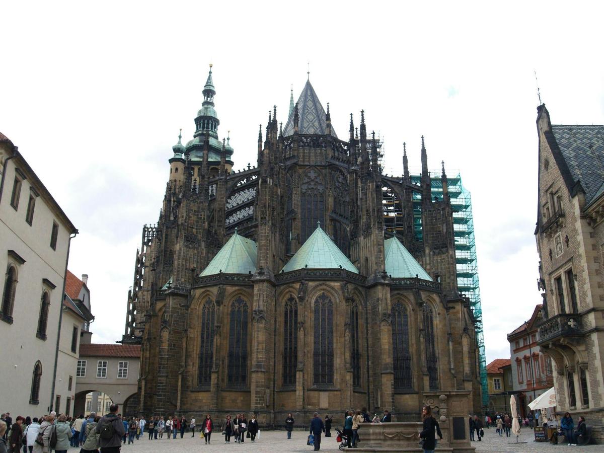 una grande cattedrale con persone che camminano davanti ad essa