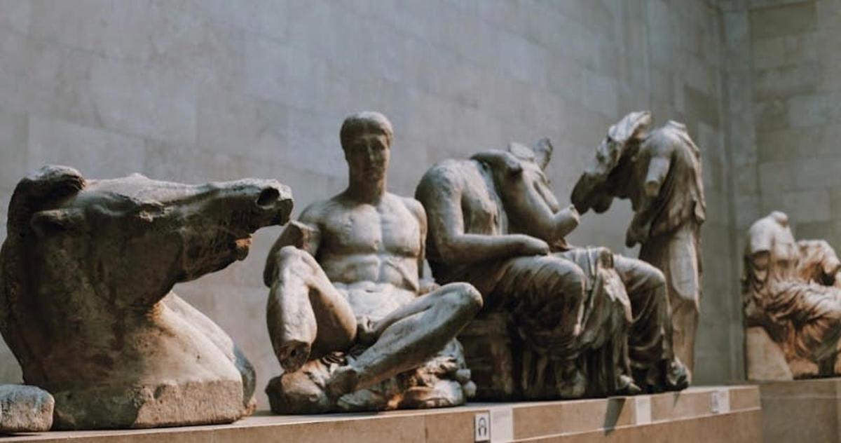 o statuie a unui om și a animalelor într-un muzeu