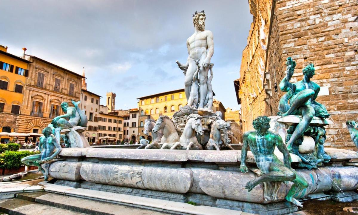 ein Brunnen in einer Stadt mit Statuen darauf