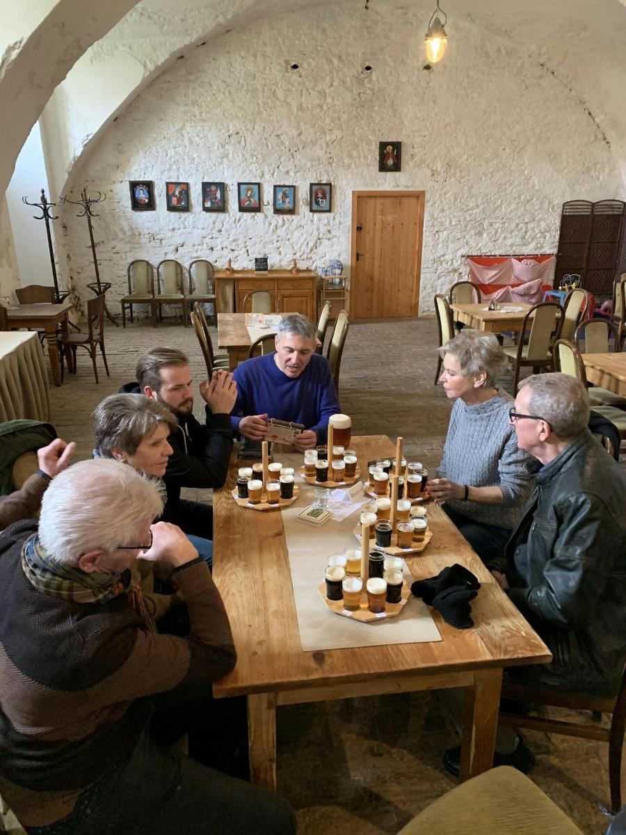 un groupe de personnes assises autour d'une table en bois