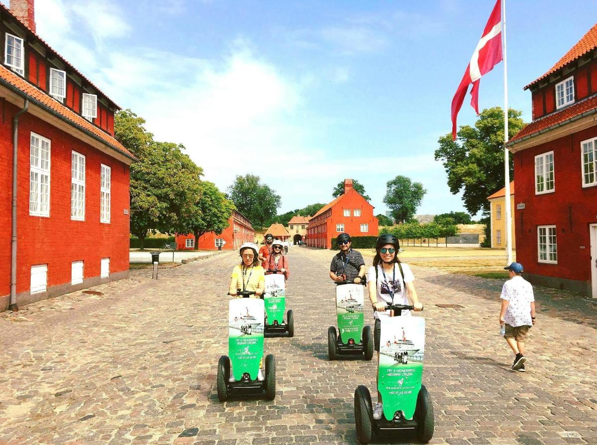 sekumpulan kanak-kanak menaiki segway