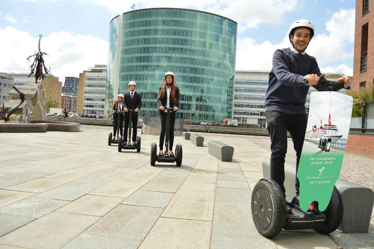 egy csoport ember segwayez egy városban