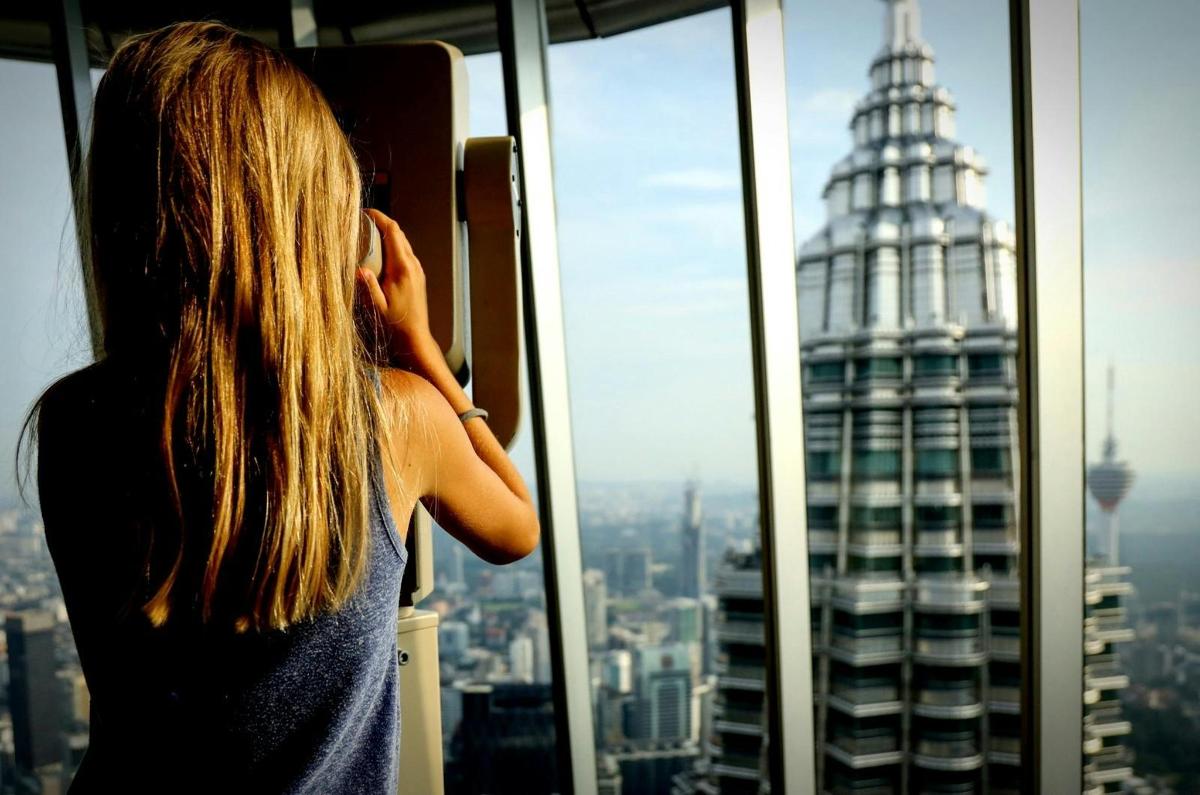 eine Frau, die in einem Turm mit einem Mobiltelefon telefoniert