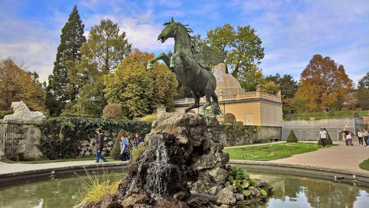 a statue of a horse standing on top of a fountain