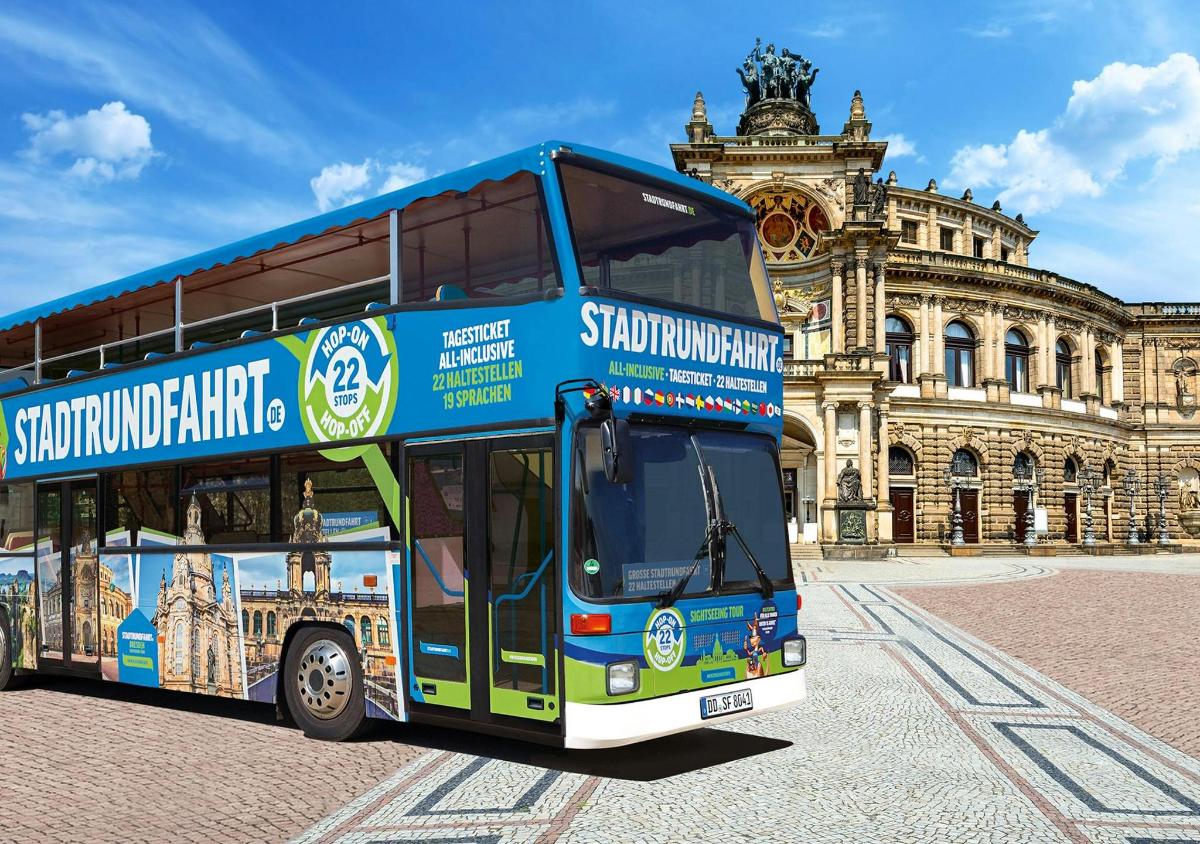 kahekordne buss pargitud hoone ette