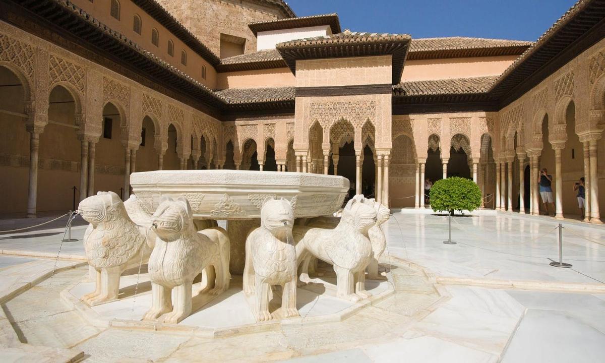 una estatua de una fuente en un patio