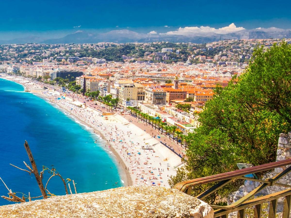 una vista d'una platja i l'oceà