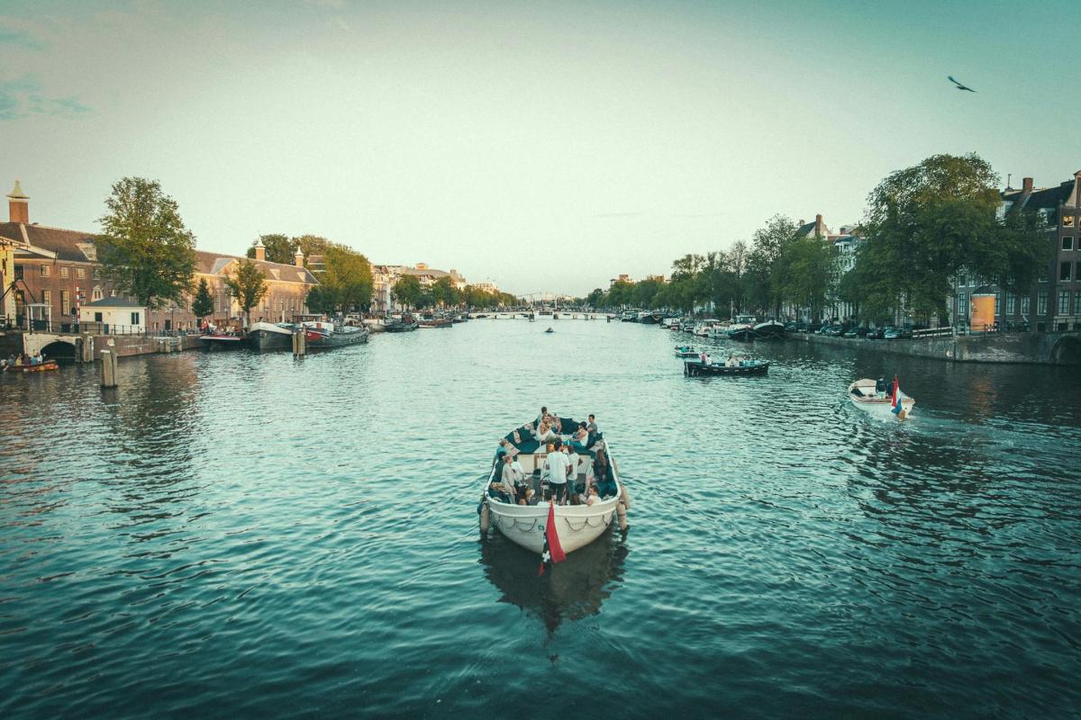 un grupo de personas en un bote en un río