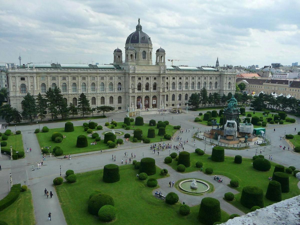 Un gran edificio con un parque enfrente.