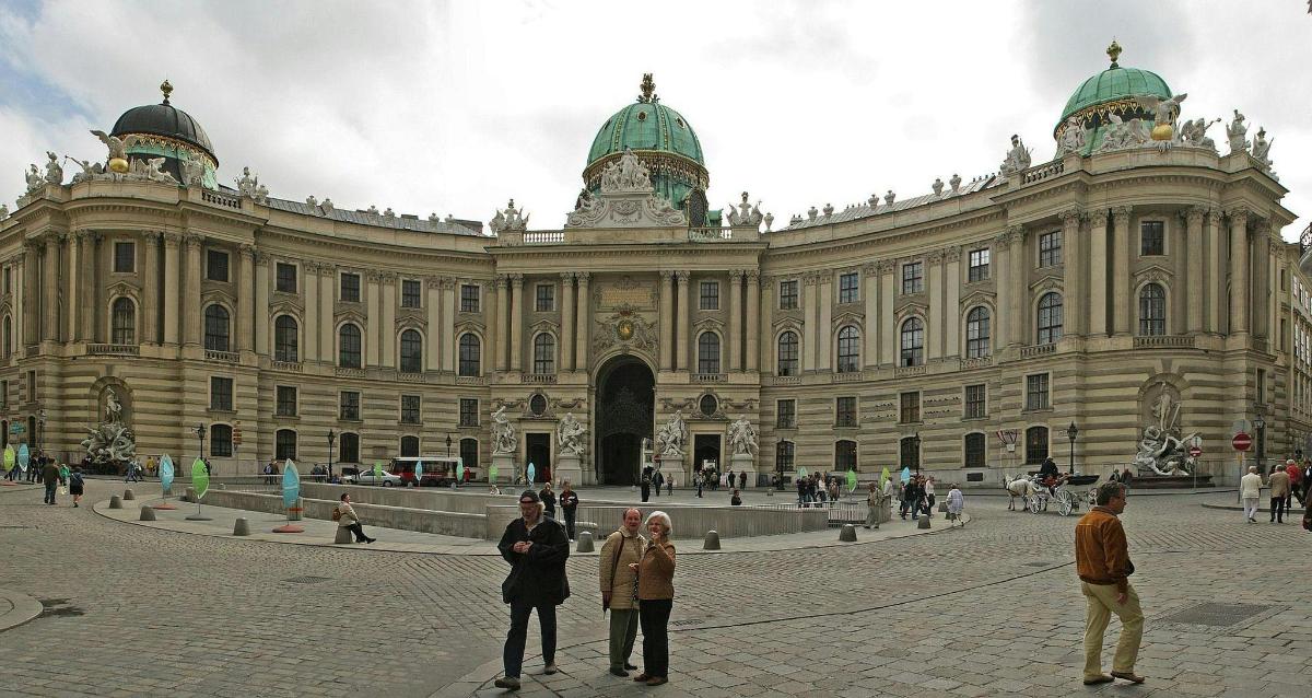 skupina lidí stojících před budovou